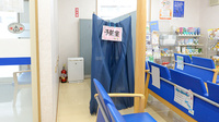 クオール薬局　はやぶさ店の感染予防待合スペース