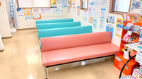 花・花薬局平柳店の待合スペース