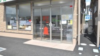ひばり調剤薬局の入口