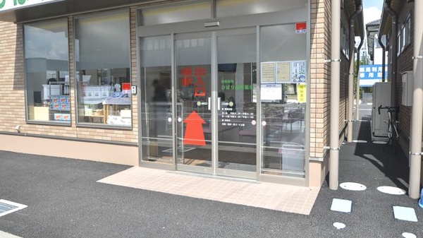 ひばり調剤薬局の入口