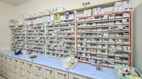 ひばり調剤薬局の薬棚
