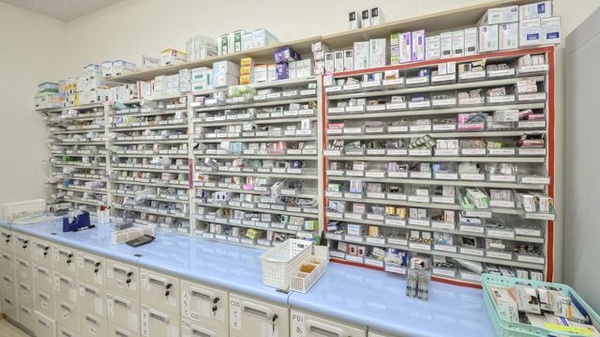 ひばり調剤薬局の薬棚