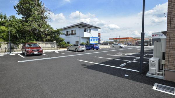 ひばり調剤薬局の駐車場
