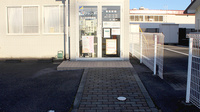 卯の里調剤薬局の入口