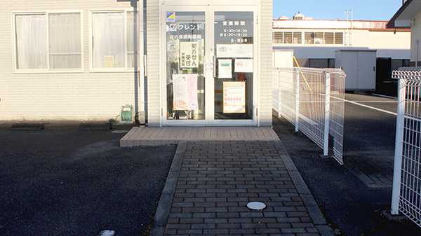 卯の里調剤薬局の入口