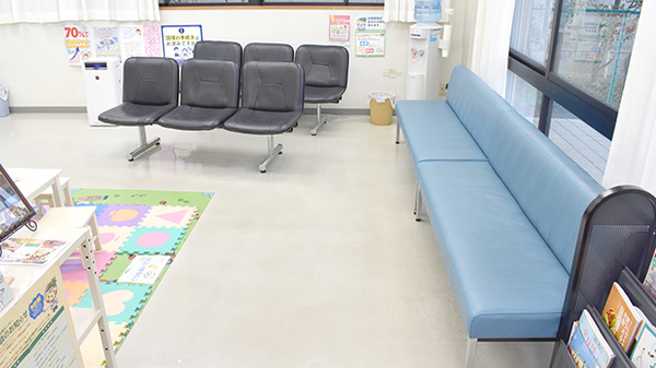 南河内調剤薬局の待合スペース