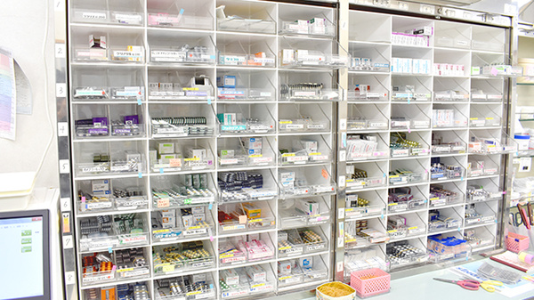南河内調剤薬局の薬棚