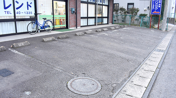 南河内調剤薬局の駐車場
