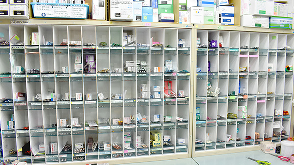 南部調剤薬局の薬棚