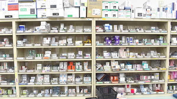 薬師寺調剤薬局の薬棚