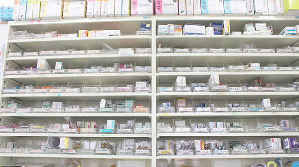 ペパーミント薬局の薬棚