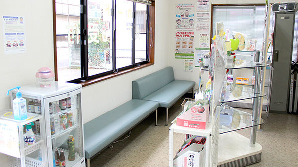 ホワイト調剤薬局の待合スペース