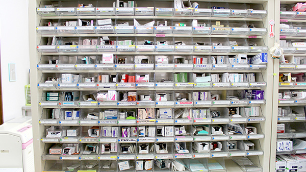 ホワイト調剤薬局の薬棚