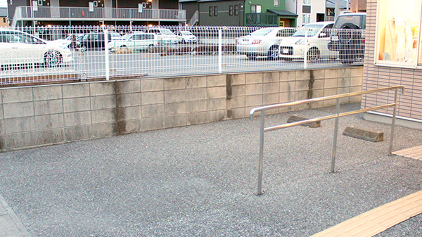ミント薬局　東峰店の駐車場