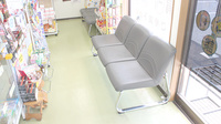 ワイアンドワイ薬局　栃木店の待合スペース