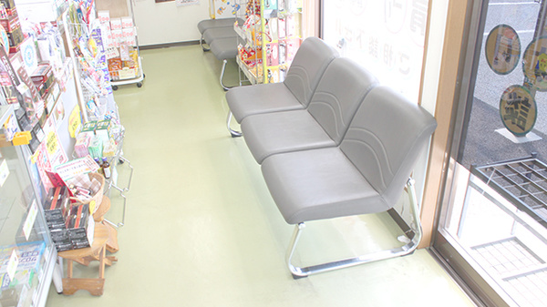 ワイアンドワイ薬局　栃木店の待合スペース