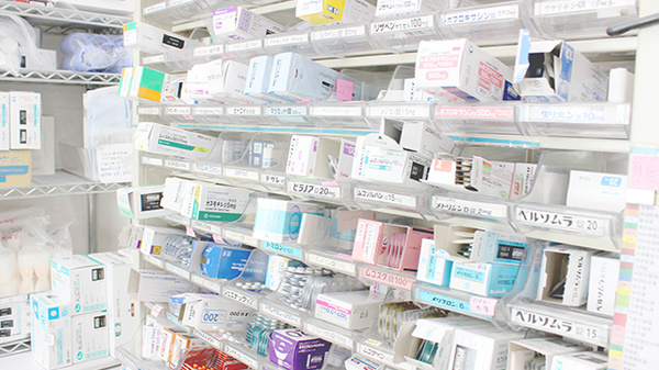 ワイアンドワイ薬局　栃木店の薬棚