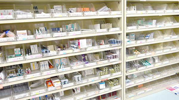わかば薬局　葉鹿店の薬棚