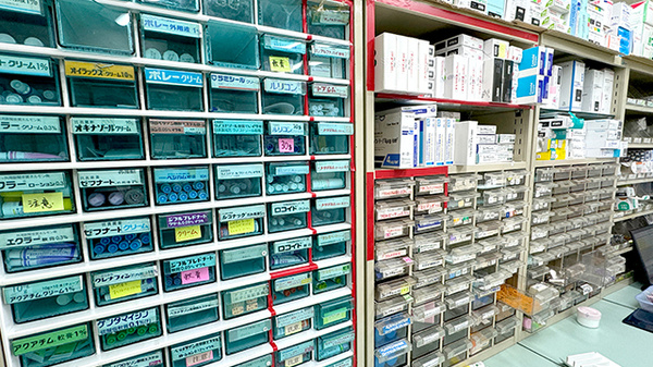 銀星薬局　西口店の薬棚