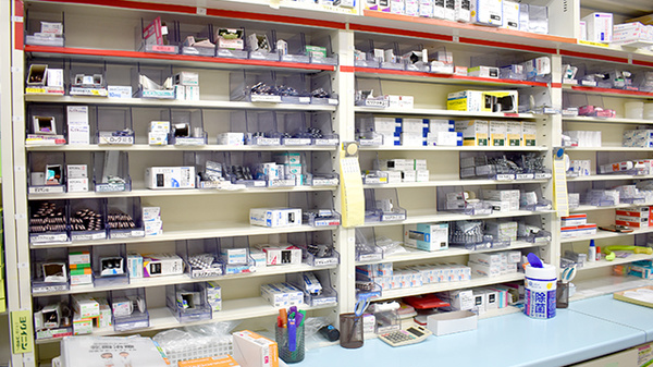 栗の木薬局の薬棚