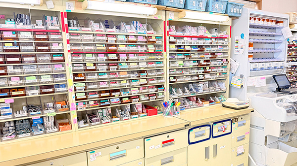 花・花薬局しらさぎ店の薬棚
