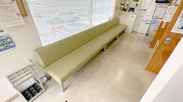 雀宮　アポス薬局の待合スペース