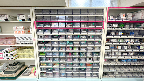 雀宮　アポス薬局の薬棚