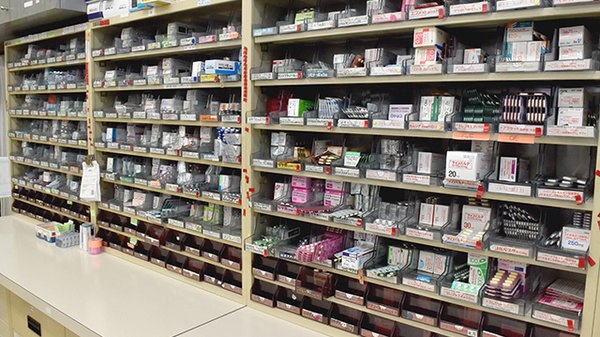 竹林薬局の薬棚