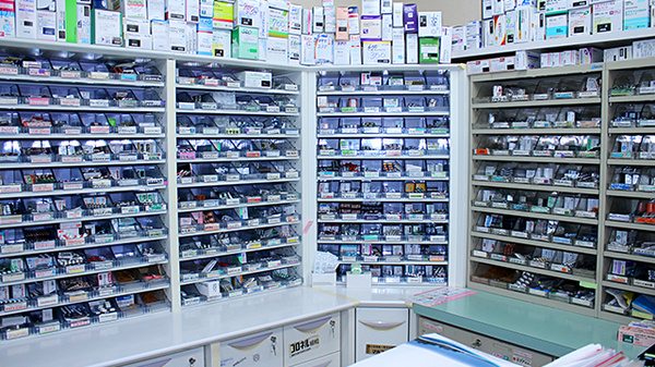 中央薬局　江曽島店の薬棚