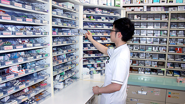 中央薬局　江曽島店の作業風景