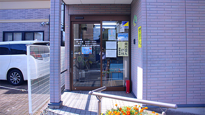 中央薬局　江曽島店の入口