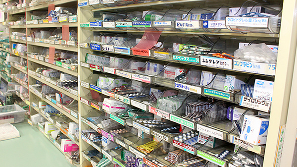 中央薬局　寺内店の薬棚