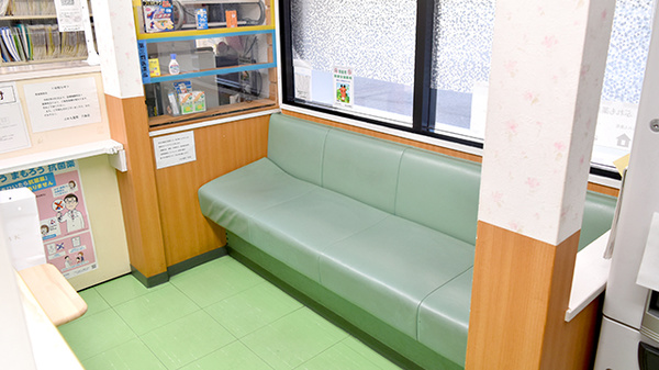 ぷれも薬局六条店の待合スペース