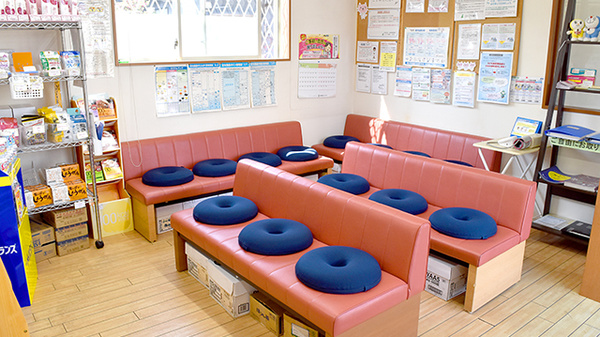 コトブキ薬局　八木店の待合スペース
