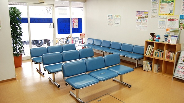 サン薬局　学園前店の待合スペース