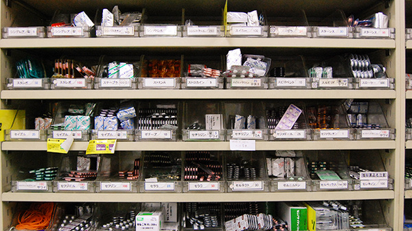 サン薬局　天理東店の薬棚