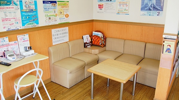 サン薬局　坊城店の待合スペース