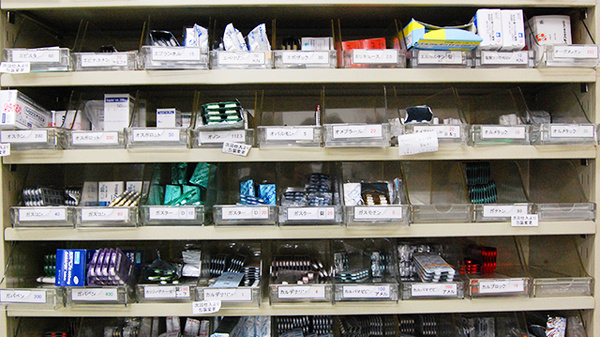 サン薬局 医大前店の薬棚
