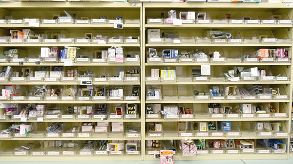 サン薬局 王寺駅前店の薬棚