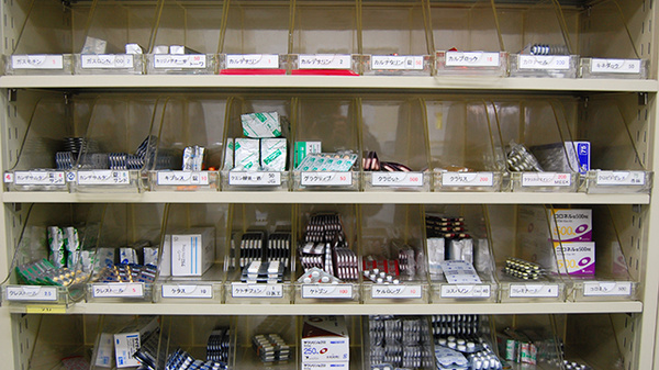 サン薬局　御所南店の薬棚
