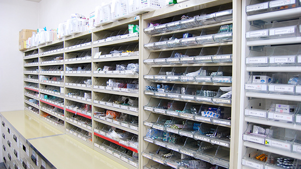 サン薬局　三郷店の薬棚