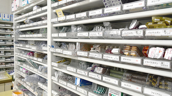 サン薬局　丹波市店の薬棚