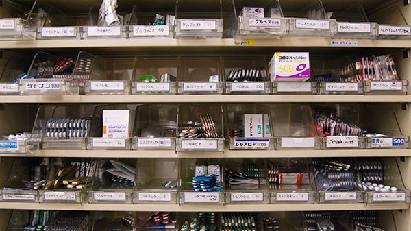 サン薬局 天理西店の薬棚