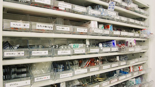 サン薬局　天理中央店の薬棚