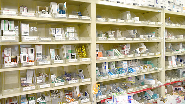 サン薬局　八木店の薬棚