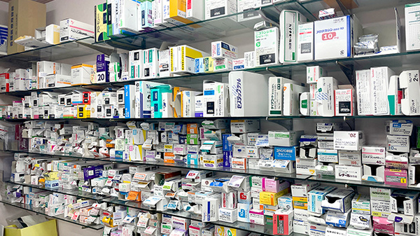 尼ヶ辻マルゼン薬局の薬棚