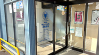 チューリップ波岡薬局の入口