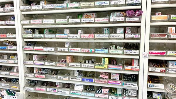 チューリップ波岡薬局の薬棚