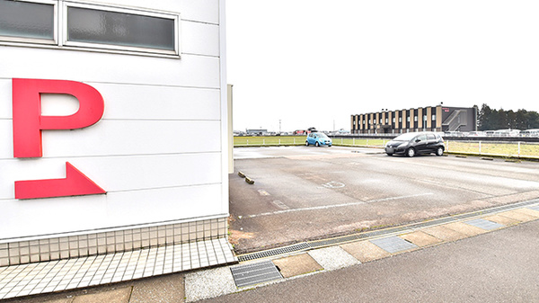 クオール薬局下若店の駐車場