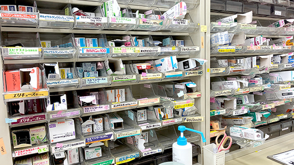 チューリップいわせの薬局の薬棚